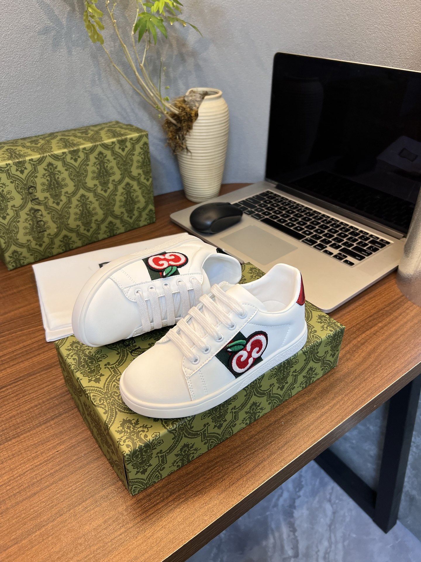 Children's shoes child